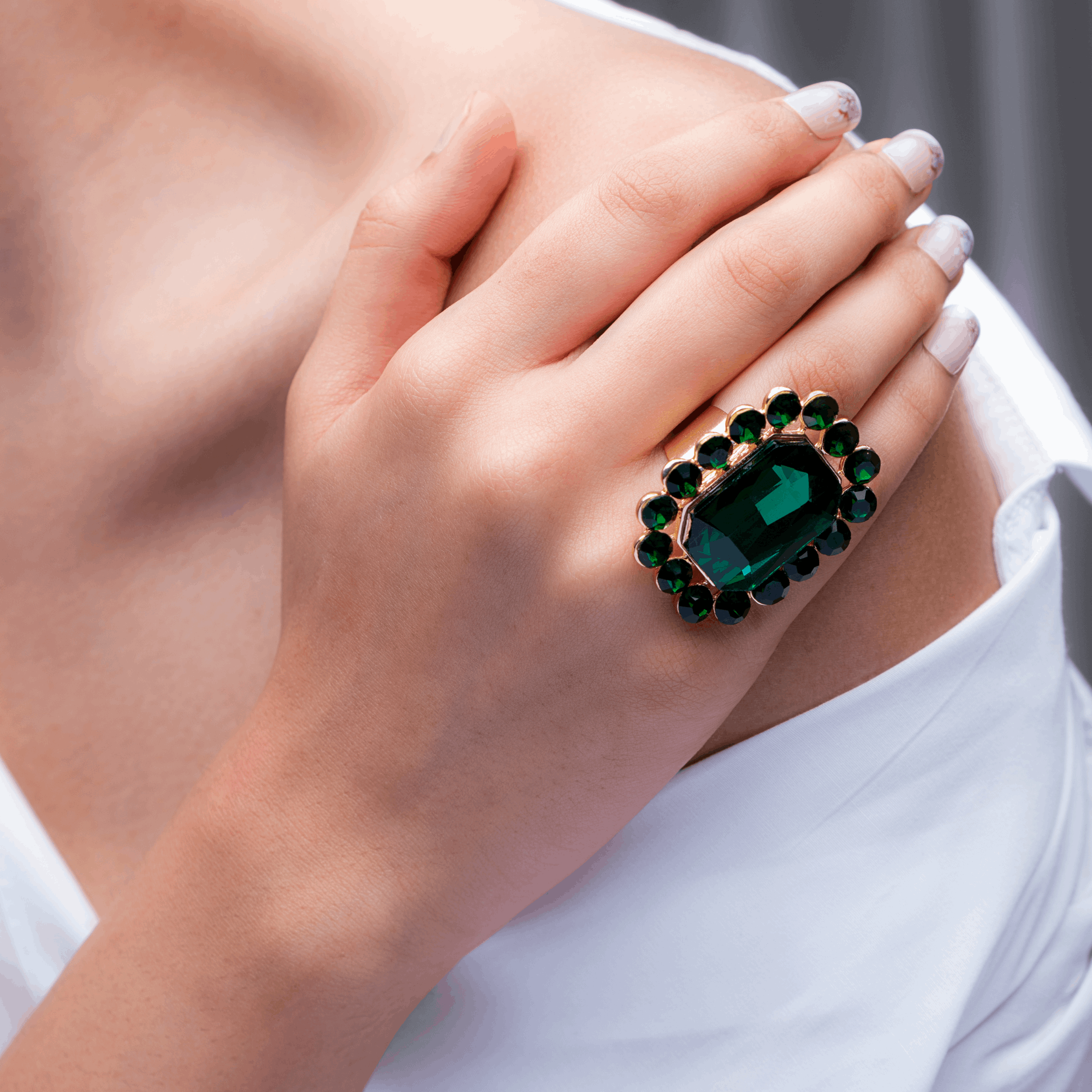 EMERALD GREEN STONE RING